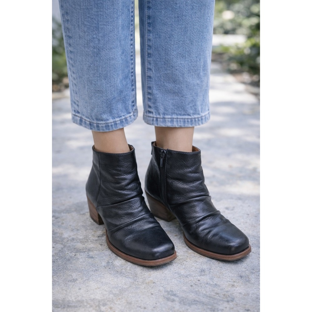 Kork-Ease Kissel Black Leather Slouch Booties Women's size 6.5